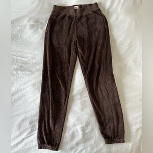 Aritzia Sunday Best brown velvet joggers